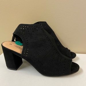 🧡Brand New Ardene Black Peep Toe Heels - Size 9